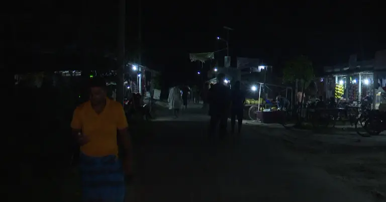 অন্ধকারে চলাচল করতে হয় পথচারীদের